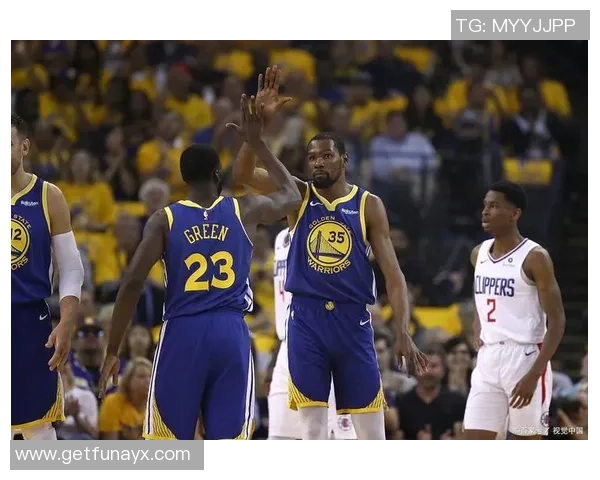 勇士队在2017年3月3日的精彩对决中迎战强敌,展现出无与伦比的篮球魅力与团队精神 勇士队在2017年3月3日的精彩对决中迎战强敌,展现出无与伦比的篮球魅力与团队精神